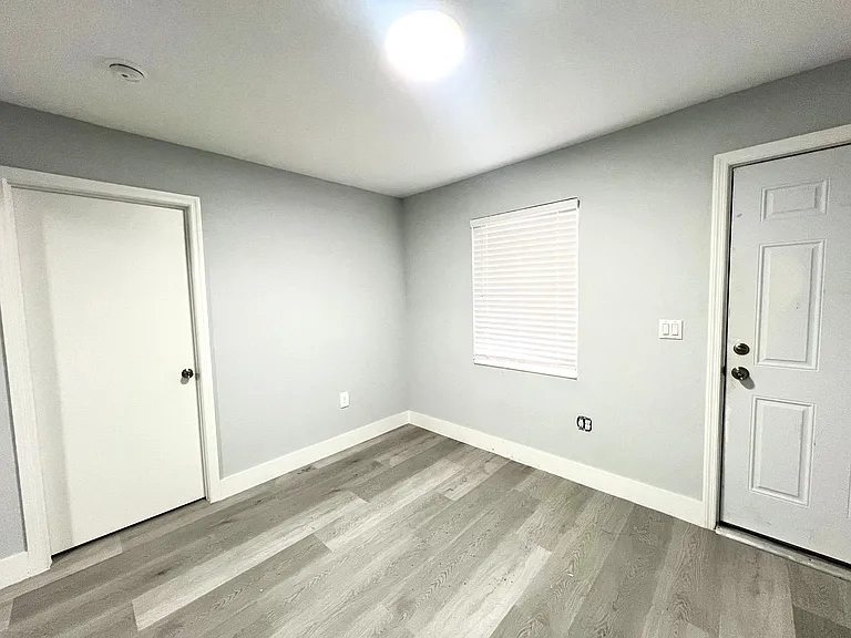 St George Apartments — Photo 40
