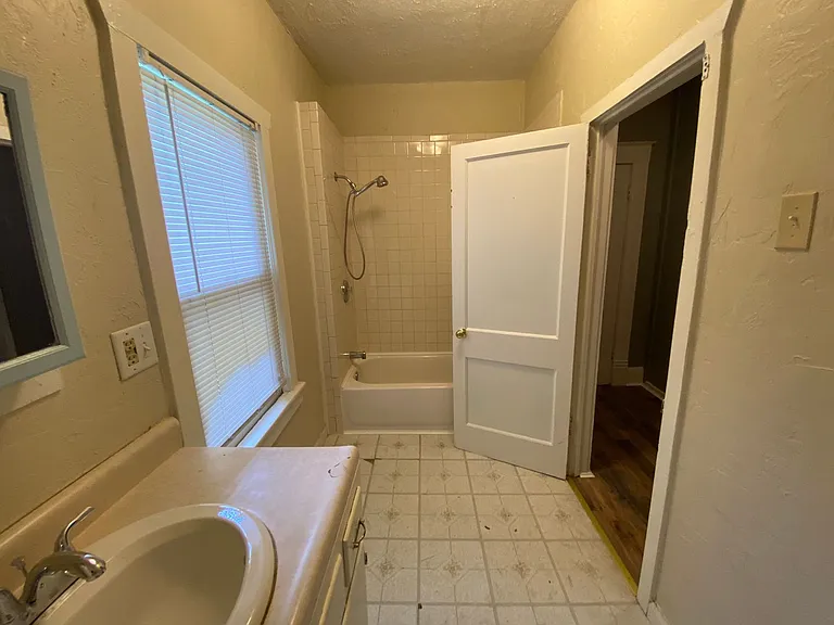 710 W Chicago St — Photo 8