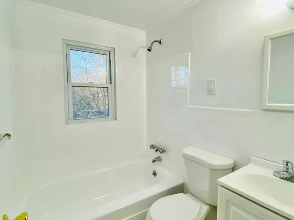 6 Colonial Dr Floor 2, Farmingdale, NY 11735
