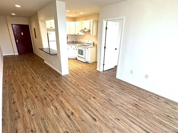 3rd image of 315 Main St APT 3