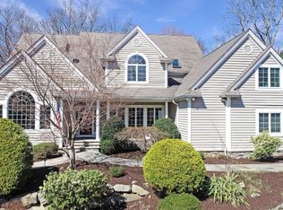 8 Sleepy Hollow Rd, Kinnelon, NJ 07405
