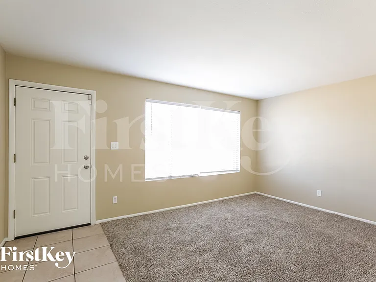 1633 W Charleston Ave — Photo 3