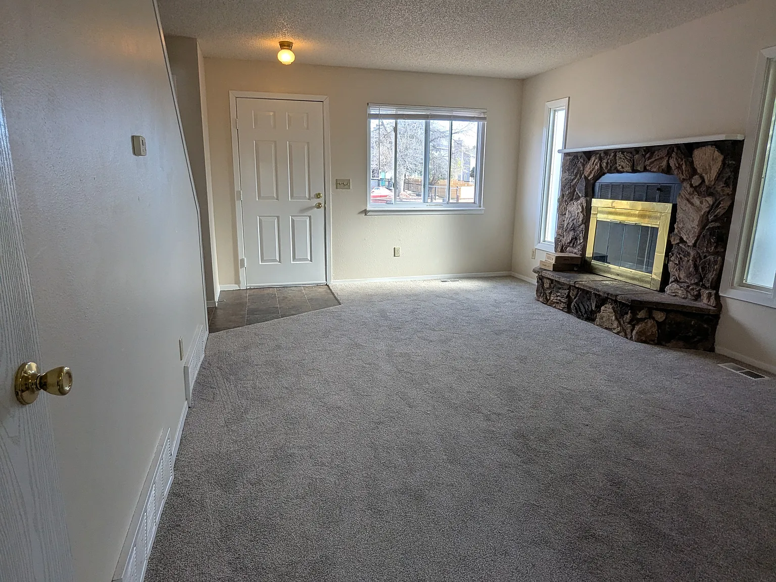 2 bed, 1.5 bath, 1000 sqft, $1,246 — Photo 2
