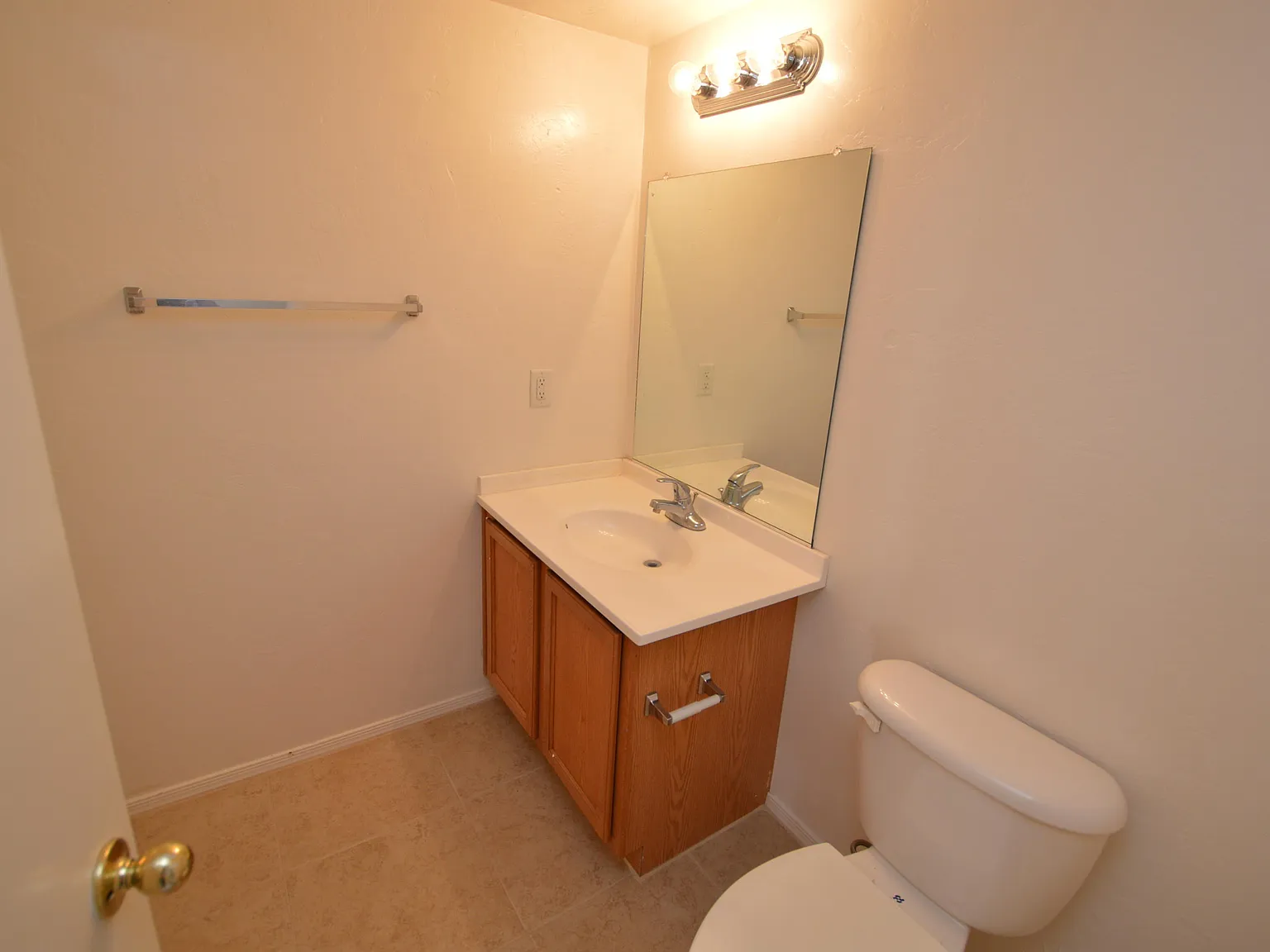 2 bed, 1.5 bath, 825 sqft, $1,050 — Photo 4