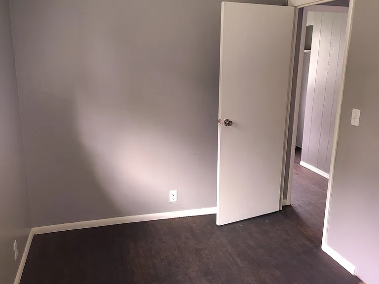 910 Holiday Dr — Photo 8