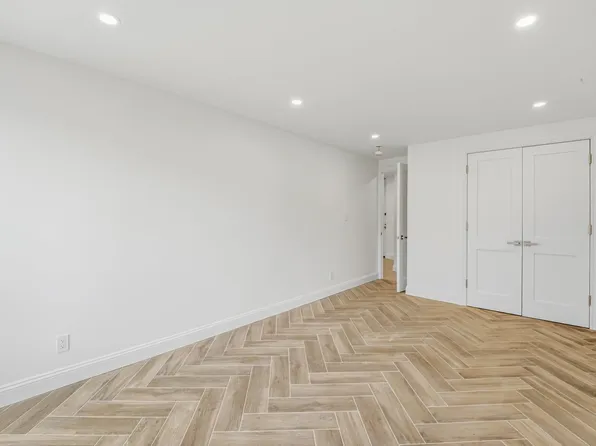 166-25 Powells Cove Boulevard image 14 of 31