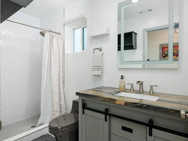 10208 S Hobart Blvd — Photo 6