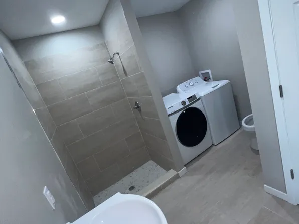 2433 Pulaski St, Hamtramck, MI 48212