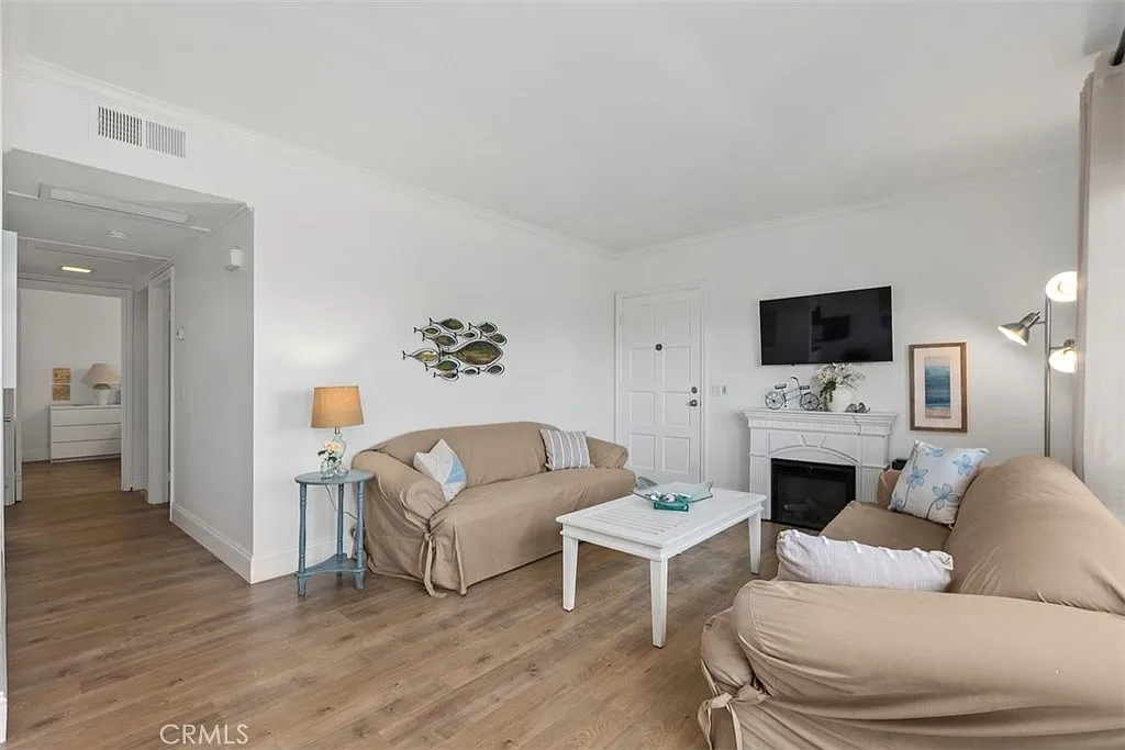 2 bed, 844 sqft, $3,800 — Photo 3