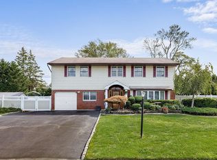 12 Seaspray Ln, West Islip, NY 11795