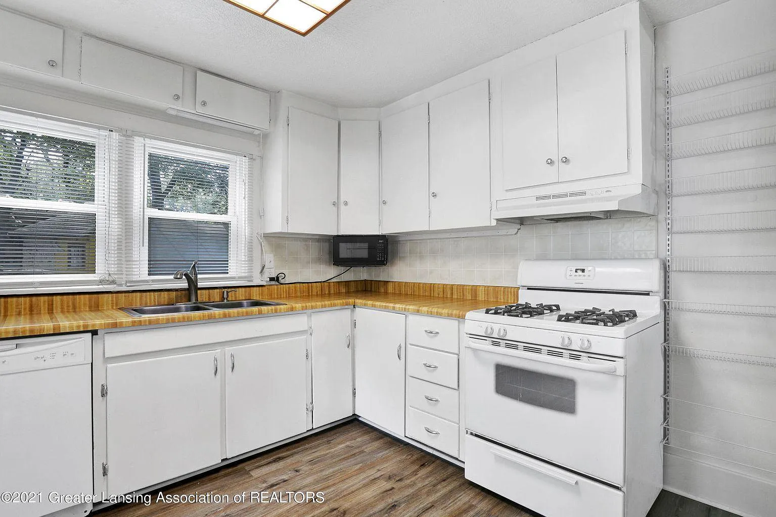 3 bed, 1.5 bath, 1370 sqft, $2,000 — Photo 3
