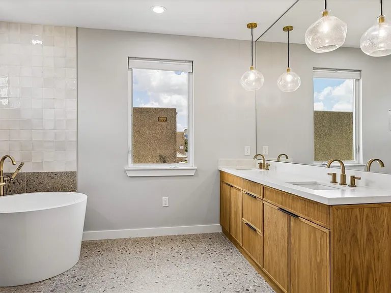 304 Hogan St — Photo 14