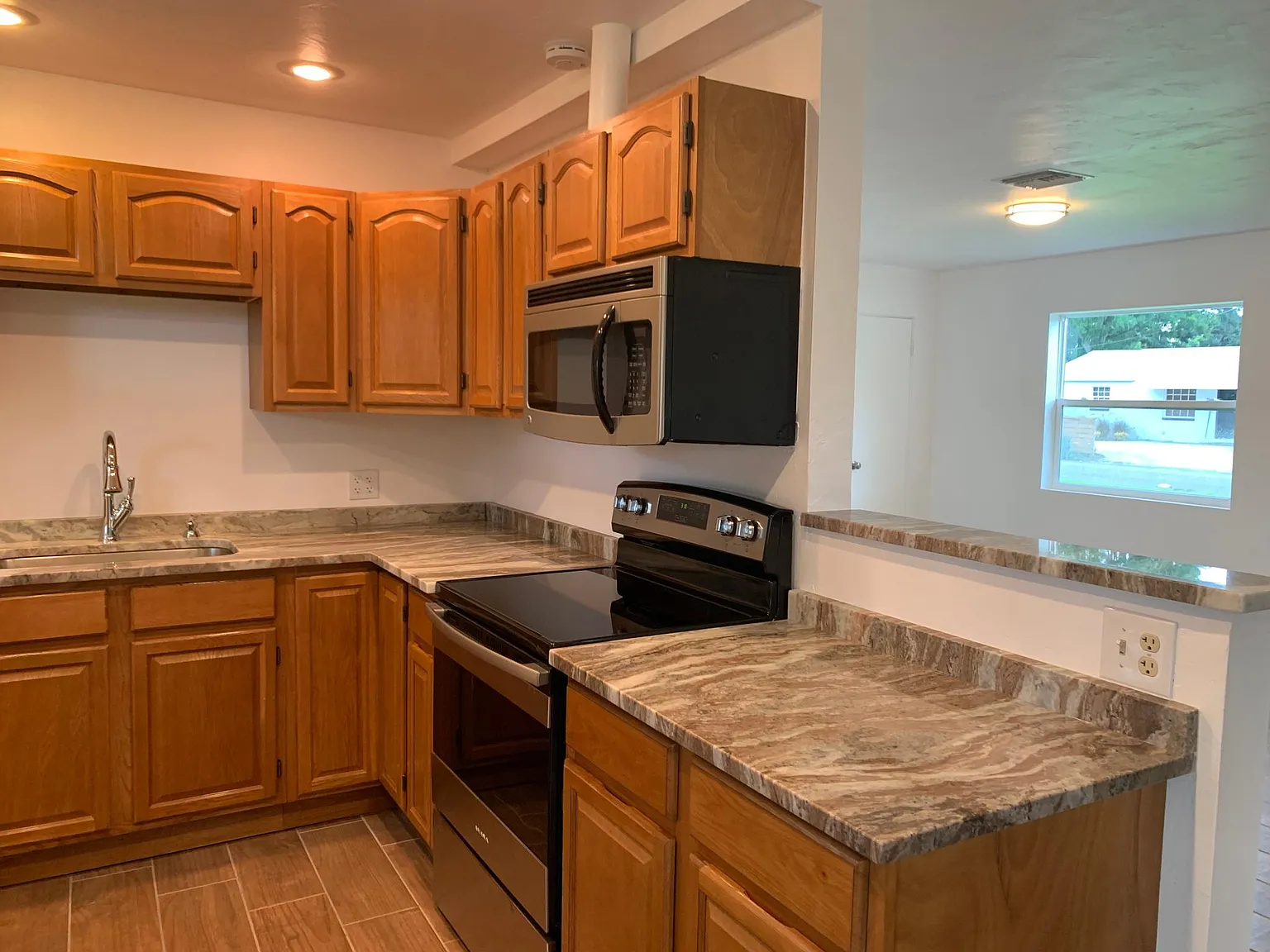 3 bed, 1200 sqft, $2,300 — Photo 4