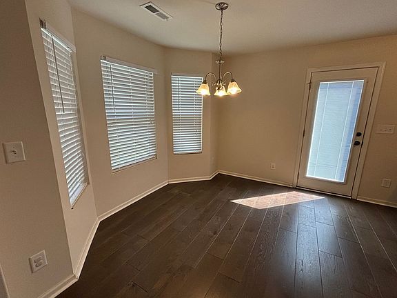 5th image of 817 Ranchero St