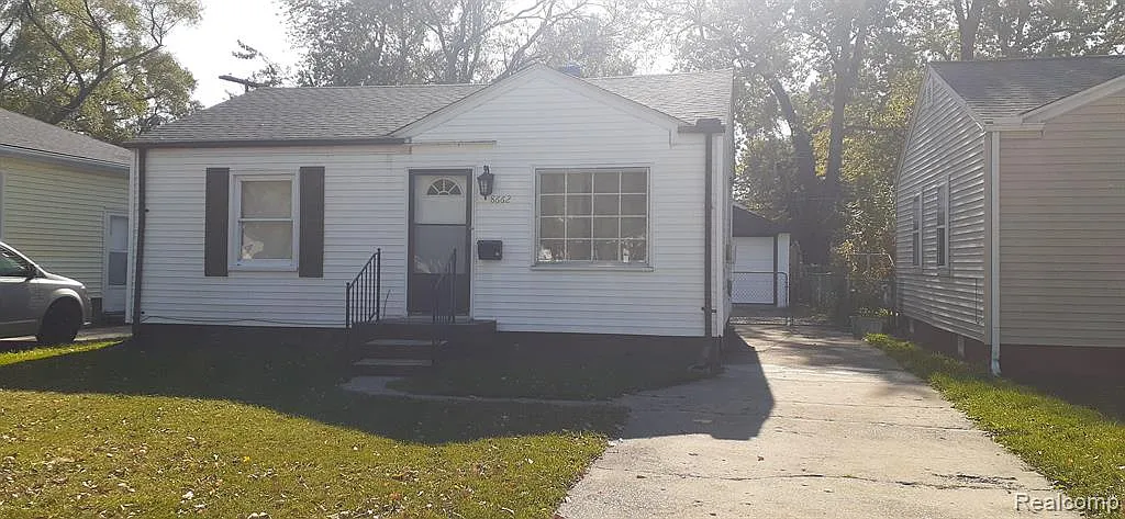 2 bed, 1.0 bath, 704 sqft, $1,120 — Photo 1