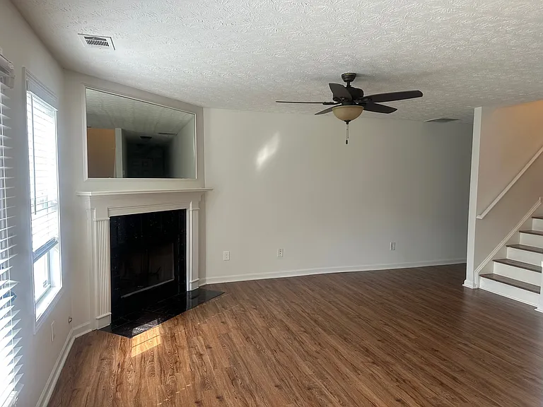 2065 Manhattan Pkwy — Photo 8