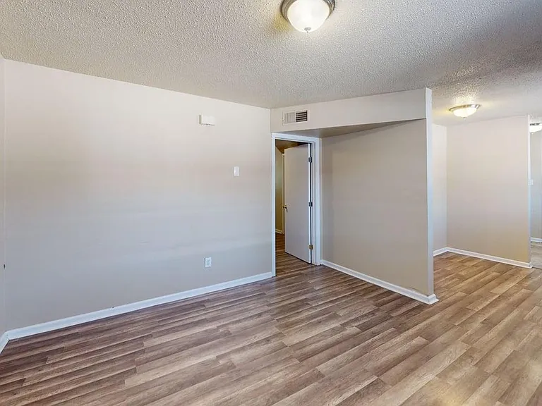 915 S 15th St — Photo 30