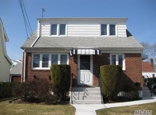 211 Roslyn Rd, Mineola, NY 11501
