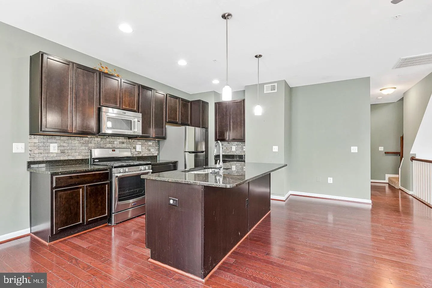 3 bed, 3.5 bath, 1686 sqft, $3,000 — Photo 4