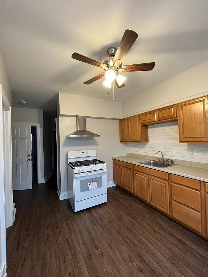 1 bed, 900 sqft, $1,600 — Photo 3