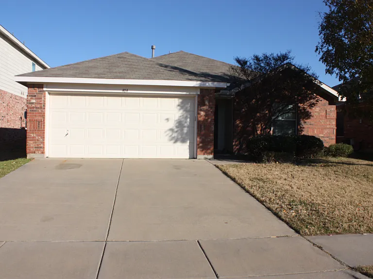 404 Pineview Ln — Photo 1