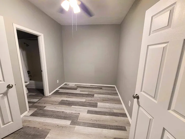 610 Clark St — Photo 14