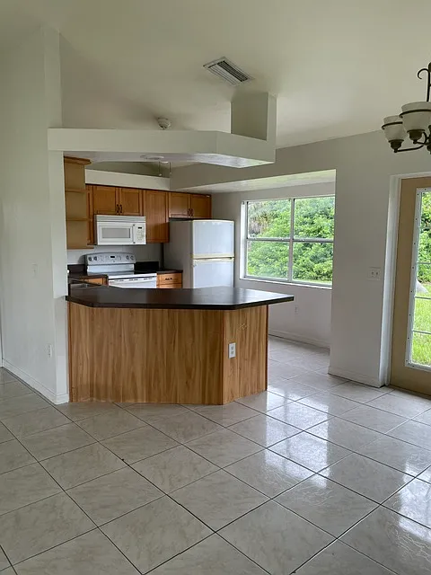 3 bed, 1243 sqft, $2,000 — Photo 4
