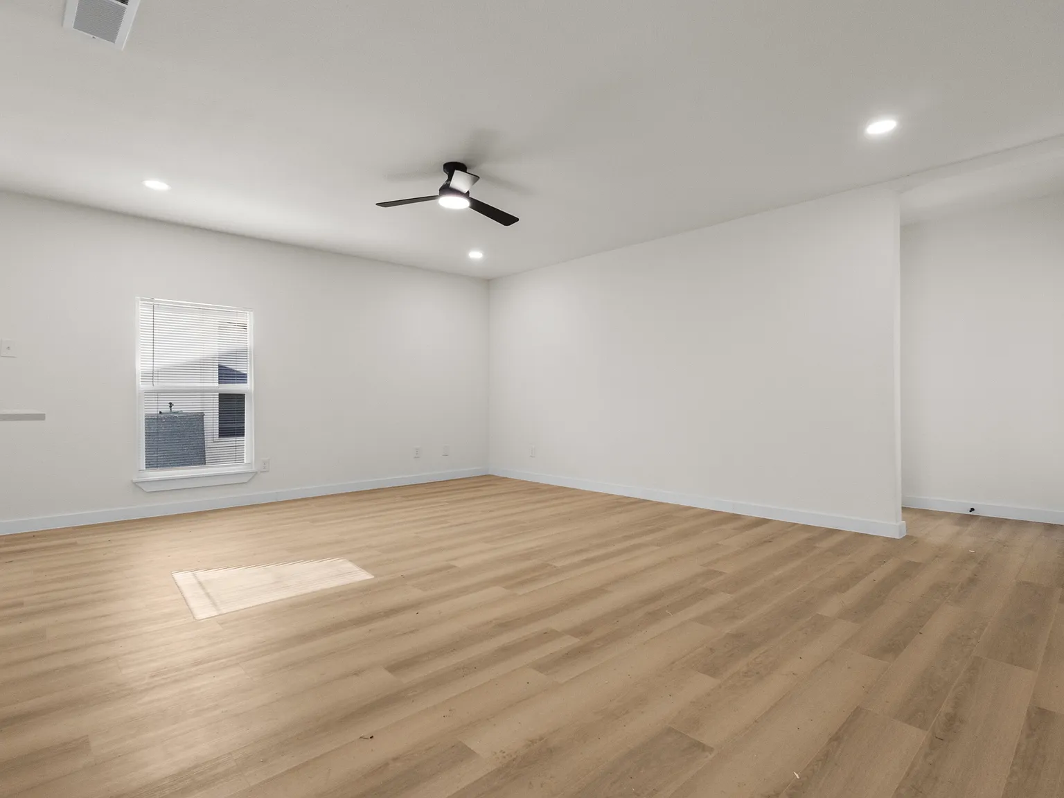 4 bed, 1128 sqft, $2,300 — Photo 3