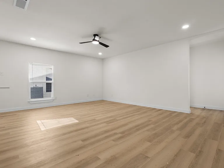 913 Roaming Road Dr — Photo 3