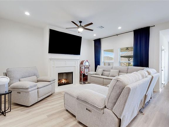 3rd image of 117 Lightbourne Dr