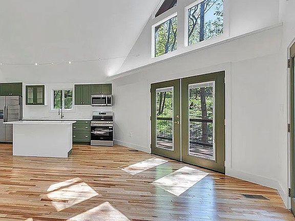 3rd image of 325 Persimmon Hill Dr