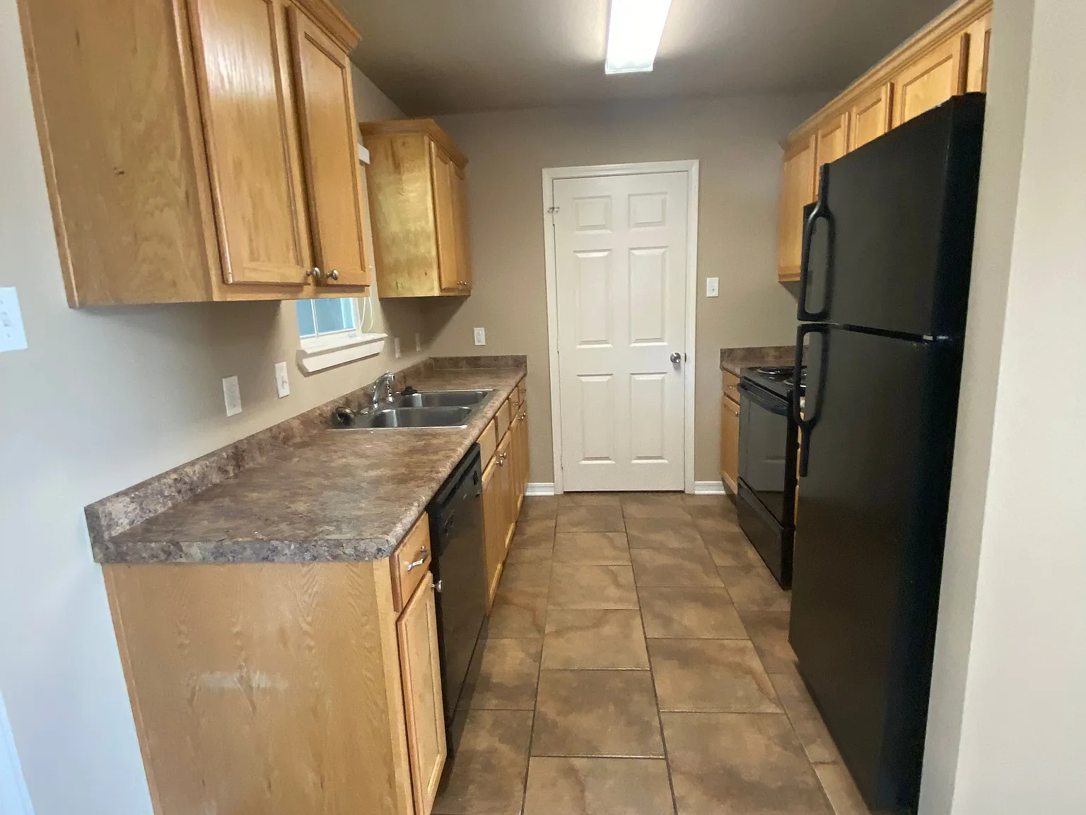 3 bed, 2.0 bath, 1396 sqft, $1,300 — Photo 3