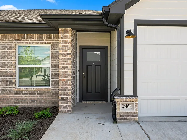2416 Sloan Cir #B — Photo 3