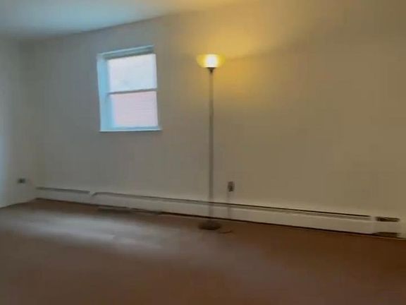 4th image of 926 Throgmorton Ave #1