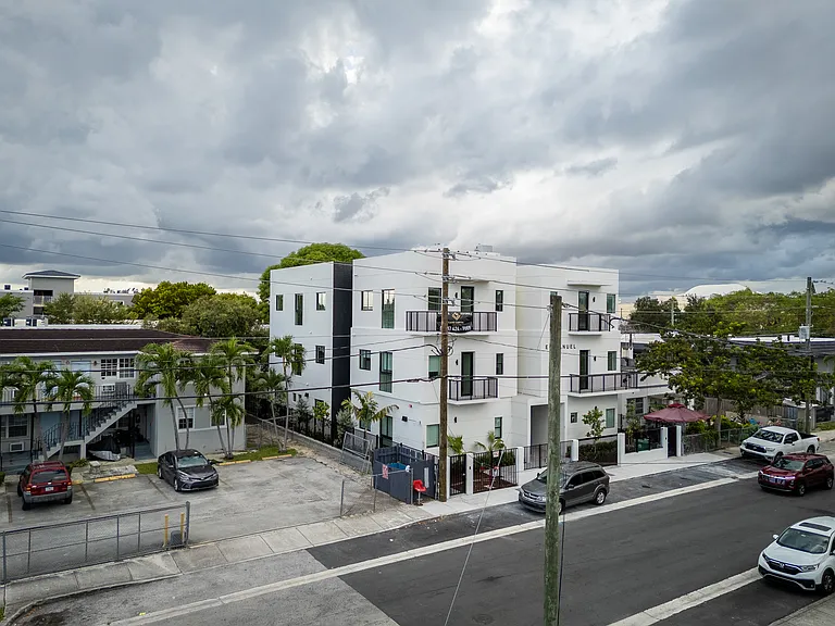 530 SW 11th Ave #202 — Photo 1