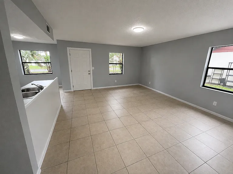 38214 7th Ave — Photo 3
