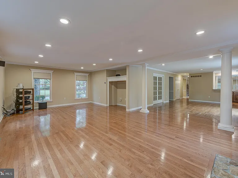 42 Ellsworth Dr — Photo 27