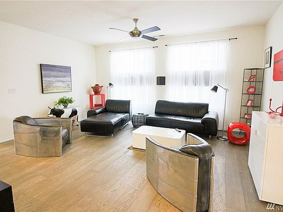 3rd image of 4934 Orcas Pl NE
