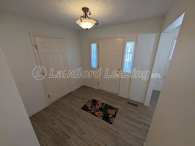 1417 Hollow Wood Ln — Photo 2