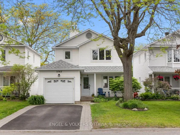 3762 Autumnwood St, Ottawa, ON K1T 2K8