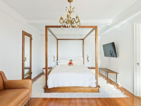 5th image of 302 W 12th St APT 16F