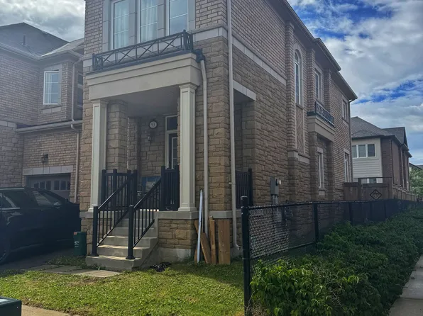 93 Huguenot Rd N, Oakville, ON L6H 0M3