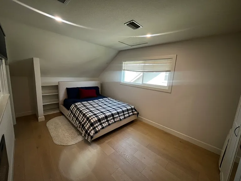 2121 W Chanticleer Rd — Photo 2