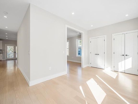 4th image of 563 Manhattan Ave