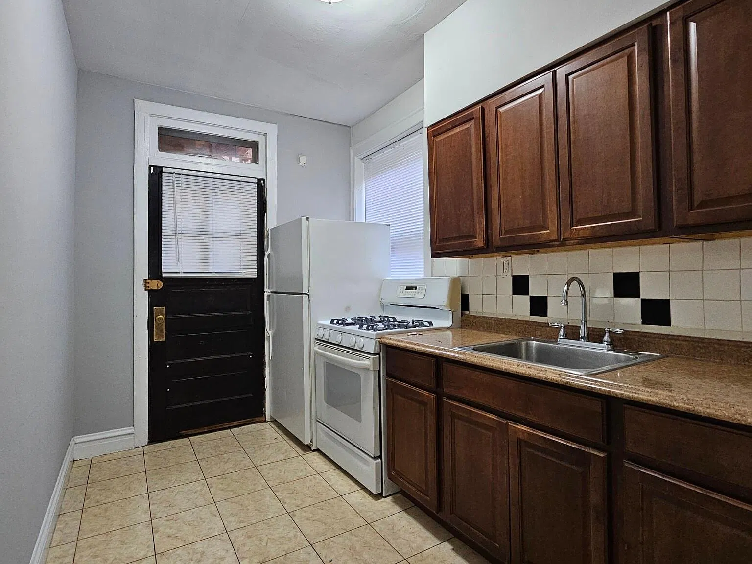 4248 N Francisco Ave — Photo 1