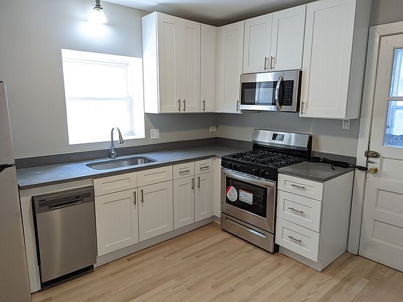 5th image of 2233 W Armitage Ave APT 1