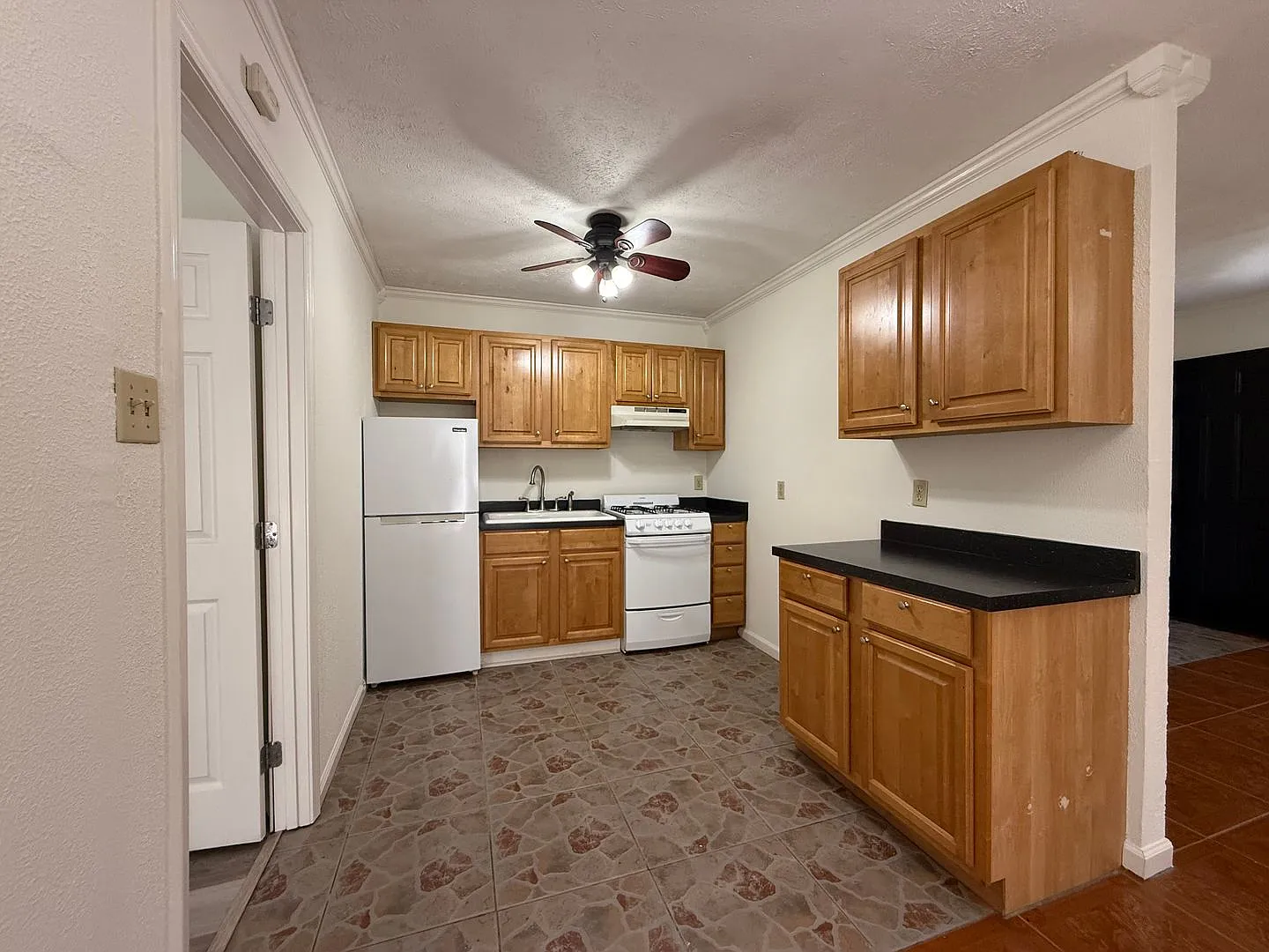 922 Cleveland St — Photo 4