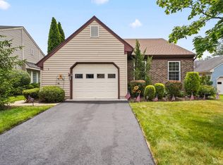 5 Molly Pitcher Ct, Monroe Township, NJ 08831