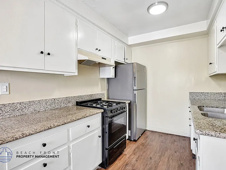 2521 Mathews Ave — Photo 1