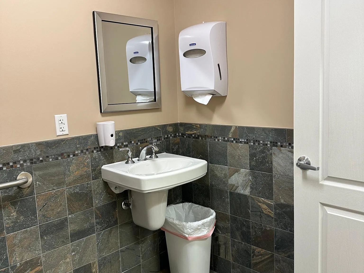 Studio, 1500 sqft, $1,850 — Photo 3
